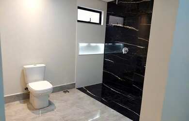 Imagem: A casa em condomínio possui 4 Dormitórios, 5 Banheiros, 4