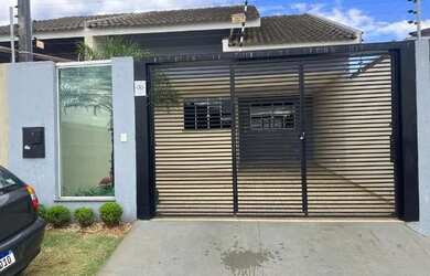 Imagem: A casa possui 3 Dormitórios, 3 Banheiros, 2 Vagas na garagem