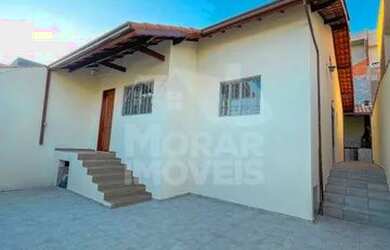 Imagem: A casa possui 2 Dormitórios, 2 Banheiros, 2 Vagas na garagem