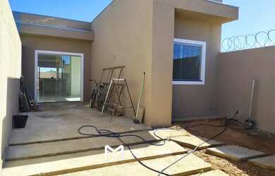 Imagem: A casa possui 3 Dormitórios, 2 Banheiros, 2 Vagas na garagem