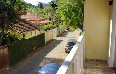 Imagem: A casa possui 2 Dormitórios, 3 Banheiros, 1 Vaga na garagem