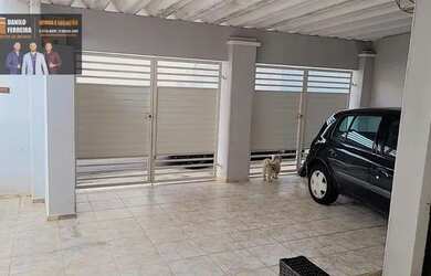 Imagem: A casa possui 3 Dormitórios, 2 Banheiros, 3 Vagas na garagem