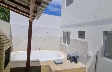 Imagem: A casa possui 3 Dormitórios, 2 Banheiros, 2 Vagas na garagem