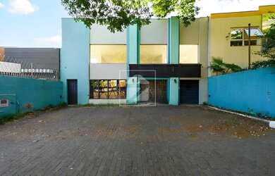 Imagem: O depósito possui 4 Vagas na garagem e 220m² de Área e está