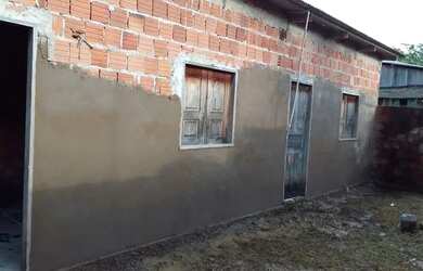 Imagem: A casa possui 2 Dormitórios, 1 Banheiro, 2 Vagas na garagem