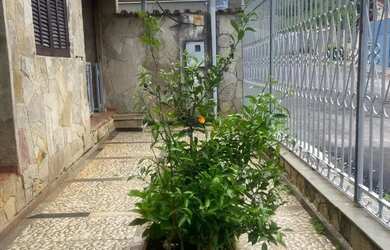 Imagem: A casa possui 4 Dormitórios, 3 Banheiros, 2 Vagas na garagem