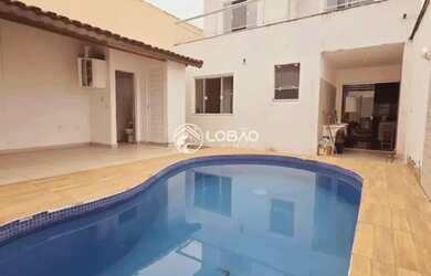 Imagem: A casa possui 4 Dormitórios, 3 Banheiros, 2 Vagas na garagem