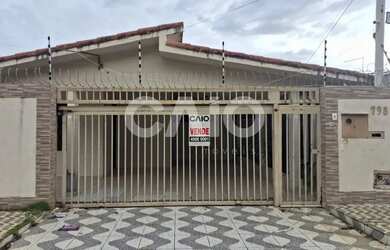 Imagem: A casa possui 4 Dormitórios, 1 Banheiro, 3 Vagas na garagem