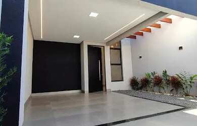 Imagem: A casa possui 3 Dormitórios, 2 Banheiros, 2 Vagas na garagem