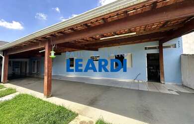 Imagem: A casa possui 3 Dormitórios, 3 Banheiros, 3 Vagas na garagem