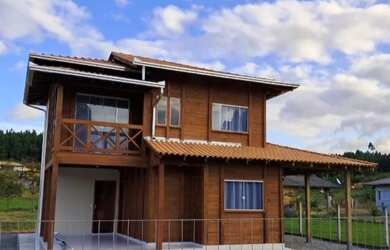 Imagem: A casa possui 3 Dormitórios, 3 Banheiros, 2 Vagas na garagem