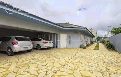 Imagem: A casa possui 4 Dormitórios, 4 Banheiros, 494m² de Área e