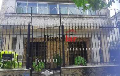 Imagem: A casa possui 5 Dormitórios, 4 Banheiros, 5 Vagas na garagem