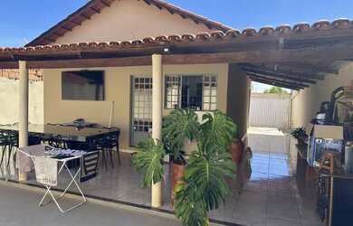 Imagem: A casa possui 2 Dormitórios, 1 Banheiro, 3 Vagas na garagem