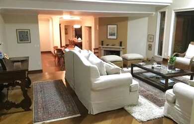 Imagem: A casa possui 5 Dormitórios, 5 Banheiros, 3 Vagas na garagem