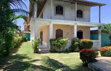 Imagem: A casa possui 3 Dormitórios, 3 Banheiros, 4 Vagas na garagem