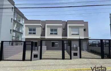 Imagem: A casa possui 3 Dormitórios, 1 Banheiro, 2 Vagas na garagem