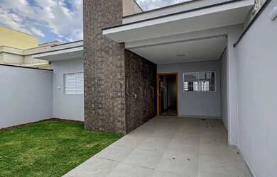 Imagem: A casa possui 3 Dormitórios, 1 Banheiro, 3 Vagas na garagem