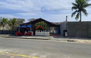 Imagem: A casa possui 4 Dormitórios, 3 Banheiros, 5 Vagas na garagem