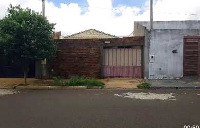 Imagem: A casa possui 2 Dormitórios, 1 Banheiro, 1 Vaga na garagem