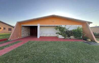 Imagem: A casa possui 5 Dormitórios, 3 Banheiros, 2 Vagas na garagem