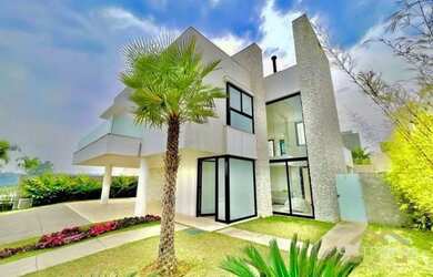 Imagem: A casa em condomínio possui 4 Dormitórios, 4 Banheiros, 5