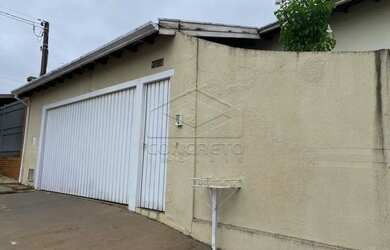 Imagem: A casa possui 3 Dormitórios, 4 Banheiros, 2 Vagas na garagem