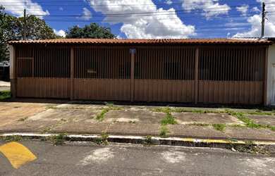 Imagem: A casa possui 4 Dormitórios, 2 Banheiros e 5 Vagas na garagem