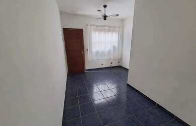 Imagem: A casa possui 1 Dormitório, 1 Banheiro, 1 Vaga na garagem e