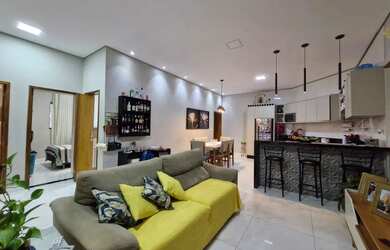 Imagem: A casa possui 3 Dormitórios, 3 Banheiros, 2 Vagas na garagem