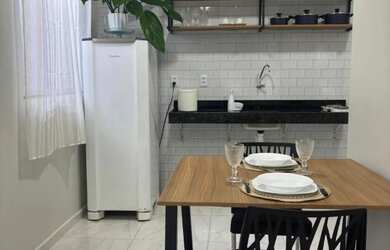 Imagem: O apartamento possui 1 Dormitório, 1 Banheiro, 1 Vaga na garagem