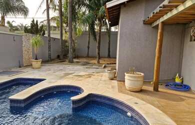 Imagem: A casa em condomínio possui 4 Dormitórios, 2 Banheiros, 3