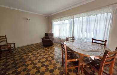 Imagem: A casa à venda possui 4 Dormitórios, 4 Banheiros, 3 Vagas