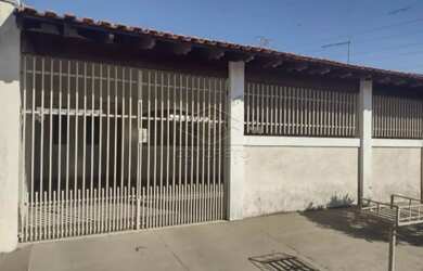 Imagem: A casa possui 3 Dormitórios, 2 Banheiros, 3 Vagas na garagem