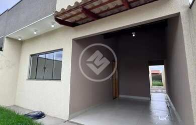 Imagem: A casa possui 2 Dormitórios, 1 Banheiro, 2 Vagas na garagem