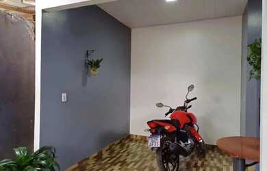 Imagem: A casa possui 2 Dormitórios, 2 Banheiros, 1 Vaga na garagem