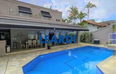 Imagem: A casa em condomínio possui 4 Dormitórios, 5 Banheiros, 5