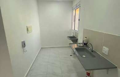 Imagem: O apartamento possui 2 Dormitórios, 1 Banheiro, 1 Vaga na garagem