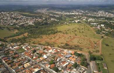 Imagem: O terreno possui 360m² de Área e está localizado em Pedro