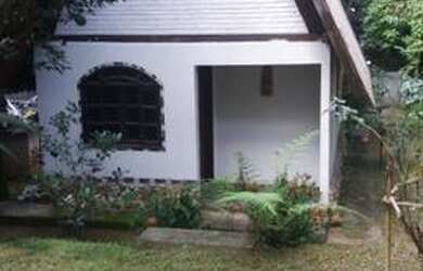 Imagem: A casa possui 2 Dormitórios e está localizado em Macaé