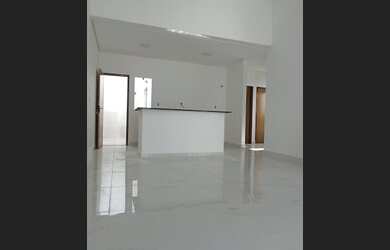 Imagem: A casa possui 3 Dormitórios, 1 Banheiro, 2 Vagas na garagem