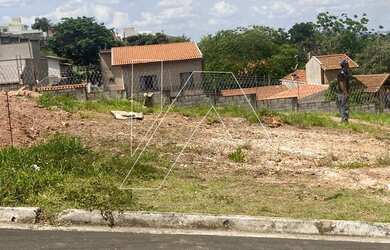 Imagem: O terreno possui 300m² de Área e está localizado em Bosque