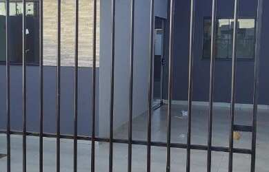 Imagem: A casa possui 3 Dormitórios, 1 Banheiro, 2 Vagas na garagem