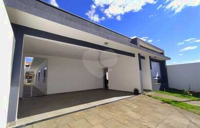 Imagem: A casa possui 3 Dormitórios, 2 Banheiros, 2 Vagas na garagem