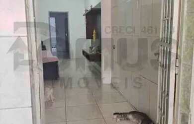 Imagem: A casa possui 3 Dormitórios, 2 Banheiros, 1 Vaga na garagem