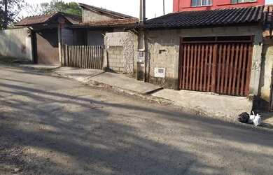 Imagem: A casa possui 2 Dormitórios, 2 Banheiros, 2 Vagas na garagem