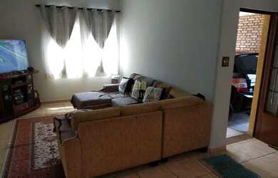 Imagem: A casa possui 3 Dormitórios, 1 Banheiro, 3 Vagas na garagem