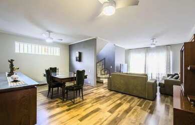 Imagem: A casa possui 3 Dormitórios, 4 Banheiros, 5 Vagas na garagem