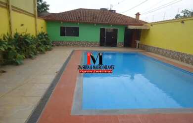 Imagem: A casa possui 2 Dormitórios, 1 Banheiro e 4 Vagas na garagem