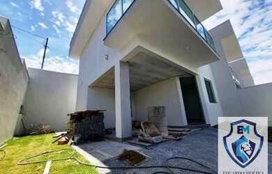 Imagem: A casa possui 3 Dormitórios, 3 Banheiros, 2 Vagas na garagem